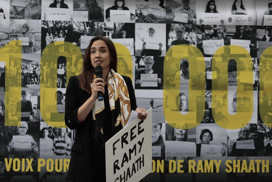 Céline Lebrun-Shaath, épouse de Ramy Shaath, prend la parole lors d'un rassemblement près de l'ambassade d'Égypte à Paris, mercredi 23 juin 2021.