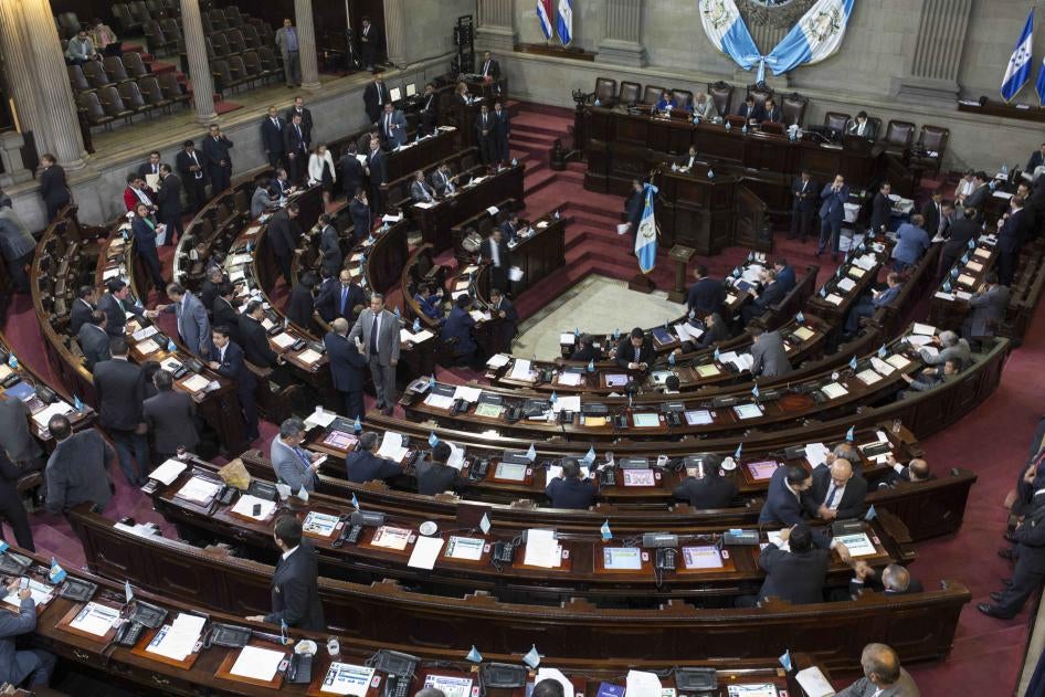 Los diputados asisten a una sesión del Congreso en la Ciudad de Guatemala, el lunes 11 de septiembre de 2017. ©AP Photo/Moises Castillo