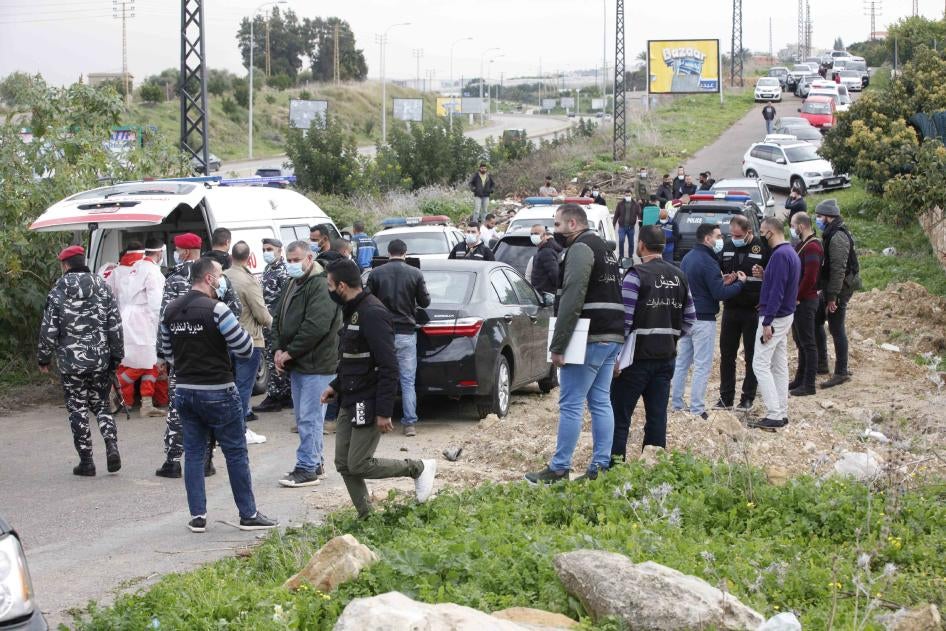 Des membres des forces de sécurité libanaises inspectent la scène du crime dont a été victime Lokman Slim, un militant politique et chercheur, abattu dans sa voiture à Addoussieh (sud du Liban), le 4 février 2021. 