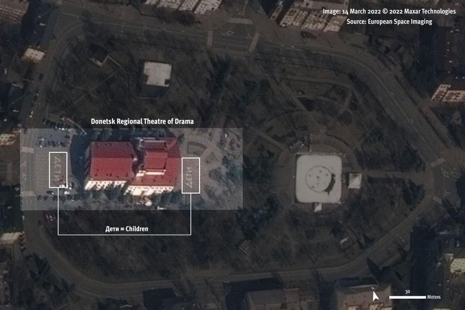 Image satellite enregistrée le 14 mars 2022, montrant le Théâtre dramatique régional de Donetsk à Marioupol, en Ukraine. Le mot russe дети ("enfants") était inscrit par terre en énormes lettres (caractères cyrilliques), des deux côtés de l'immeuble, devant celui-ci et à l’arrière, afin d’être clairement visible pour les forces russes.