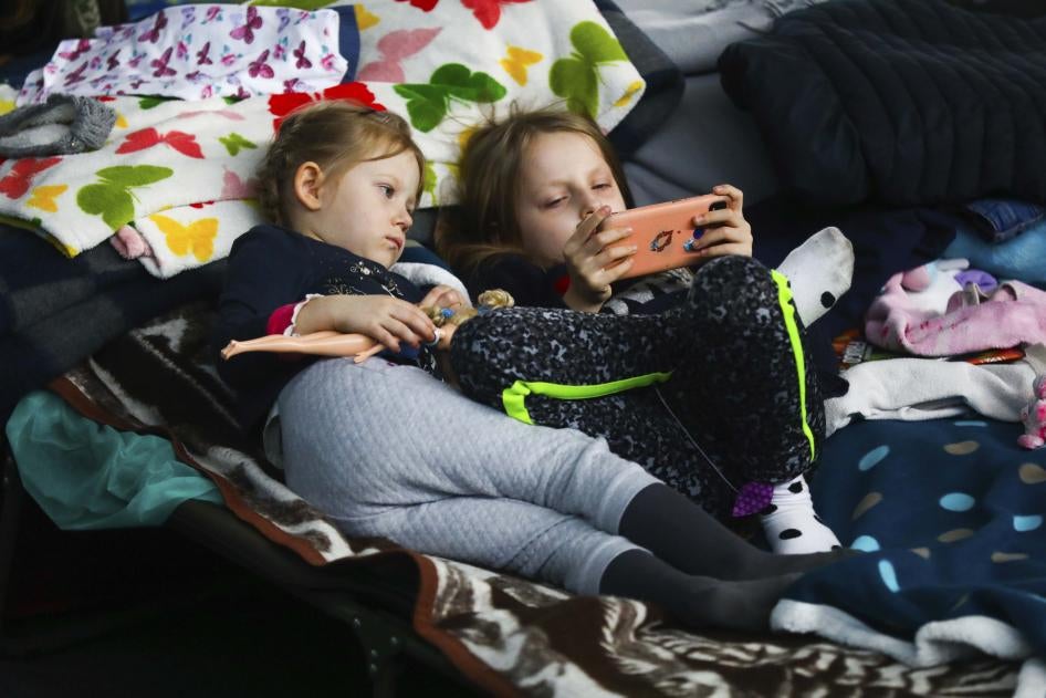 Ces deux fillettes ukrainiennes se reposaient dans un centre d’accueil temporaire pour réfugiés à Cracovie, en Pologne, le 15 mars 2022. Parmi les autres pays d’accueil pour les réfugiés ukrainiens ayant fui leur pays depuis l’invasion russe est la Bulgarie, dans le sud-est de l’Europe.