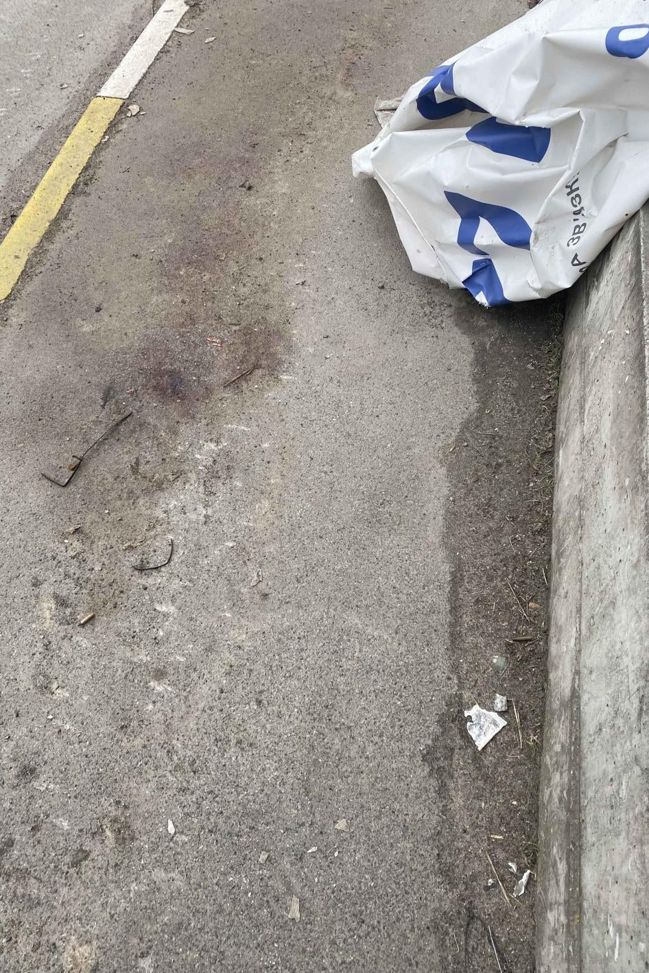 Большое пятно крови на углу улиц Яблунской и Вокзальной в Буче.