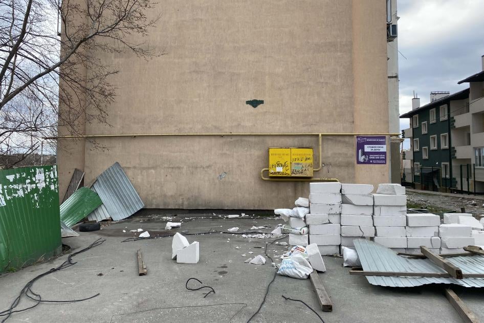 Большое пятно крови осталось на месте, где соседи нашли тело 33-летнего Олега.