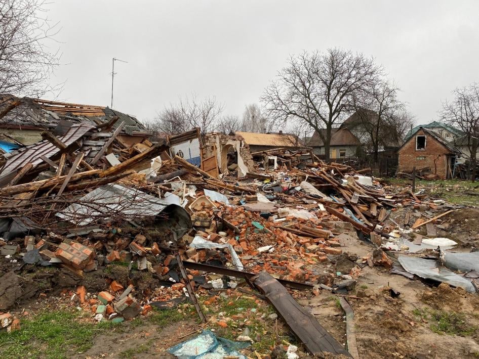 Воронка от взрыва и частные дома в Белорусском переулке в Чернигове, поврежденные в результате удара российских войск 3 марта 2022 г. Фото сделано 19 апреля 2022 г. 