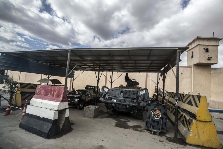 عناصر شرطة متمركزين أمام سجن طرة في ضواحي العاصمة المصرية القاهرة في 11 فبراير/شباط 2020. 