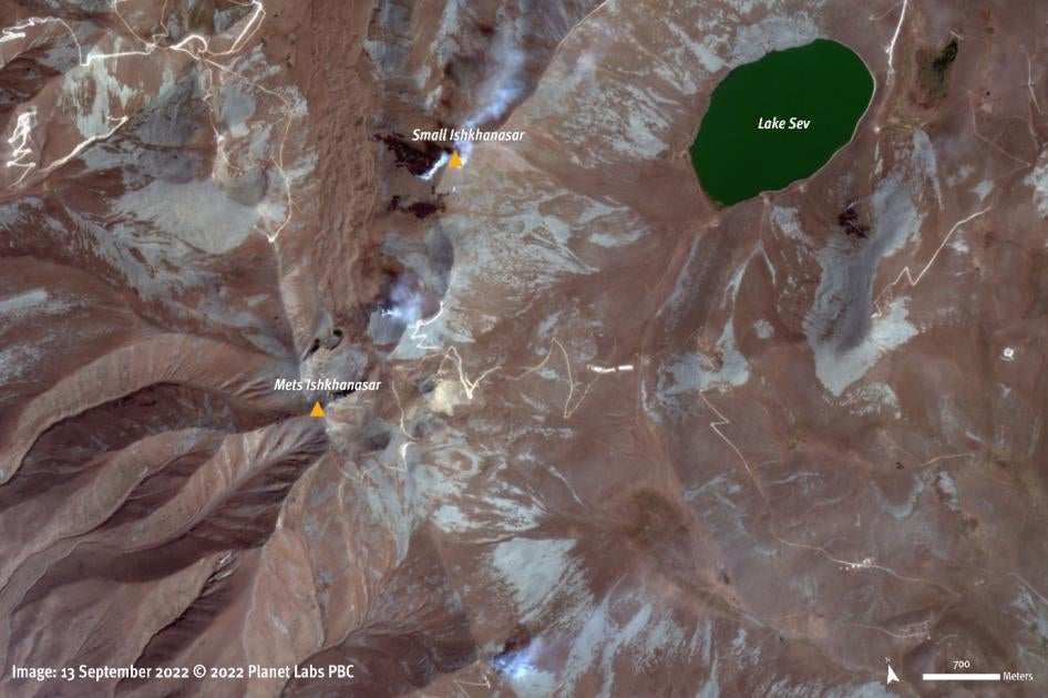 Image satellite montrant une région montagneuse près du lac Sev en Arménie, près de la frontière avec l’Azerbaïdjan, le 13 septembre 2022. Les nuages de fumée pourraient provenir de combats dans cette région, où des prisonniers de guerre arméniens auraient été exécutés, selon une vidéo diffusée sur les réseaux sociaux.