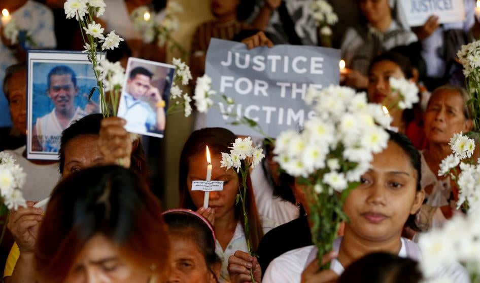 Des proches de victimes de la « guerre contre la drogue » menée par Rodrigo Duterte, qui était alors président des Philippines, lors d’une cérémonie commémorative tenue dans une église à Manille, le 17 mars 2019. 