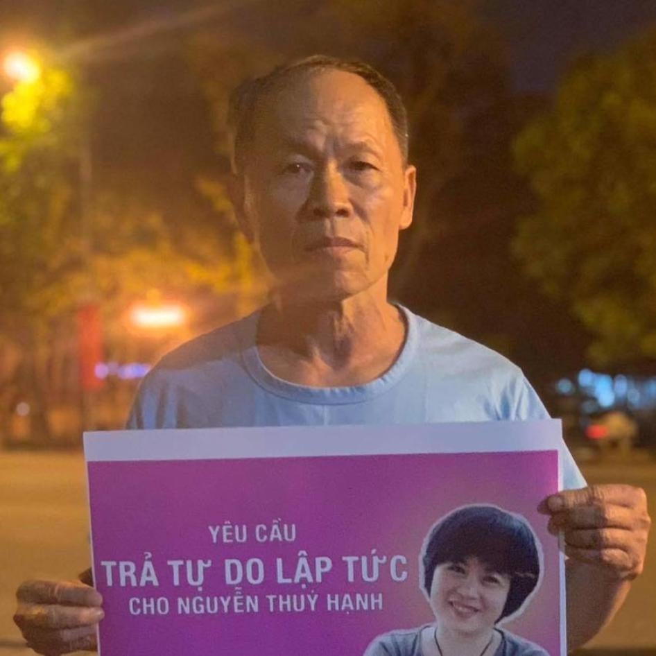 Truong Van Dung hold a sign that says, Request the Immediate Release of Nguyen Thuy Hanh. 