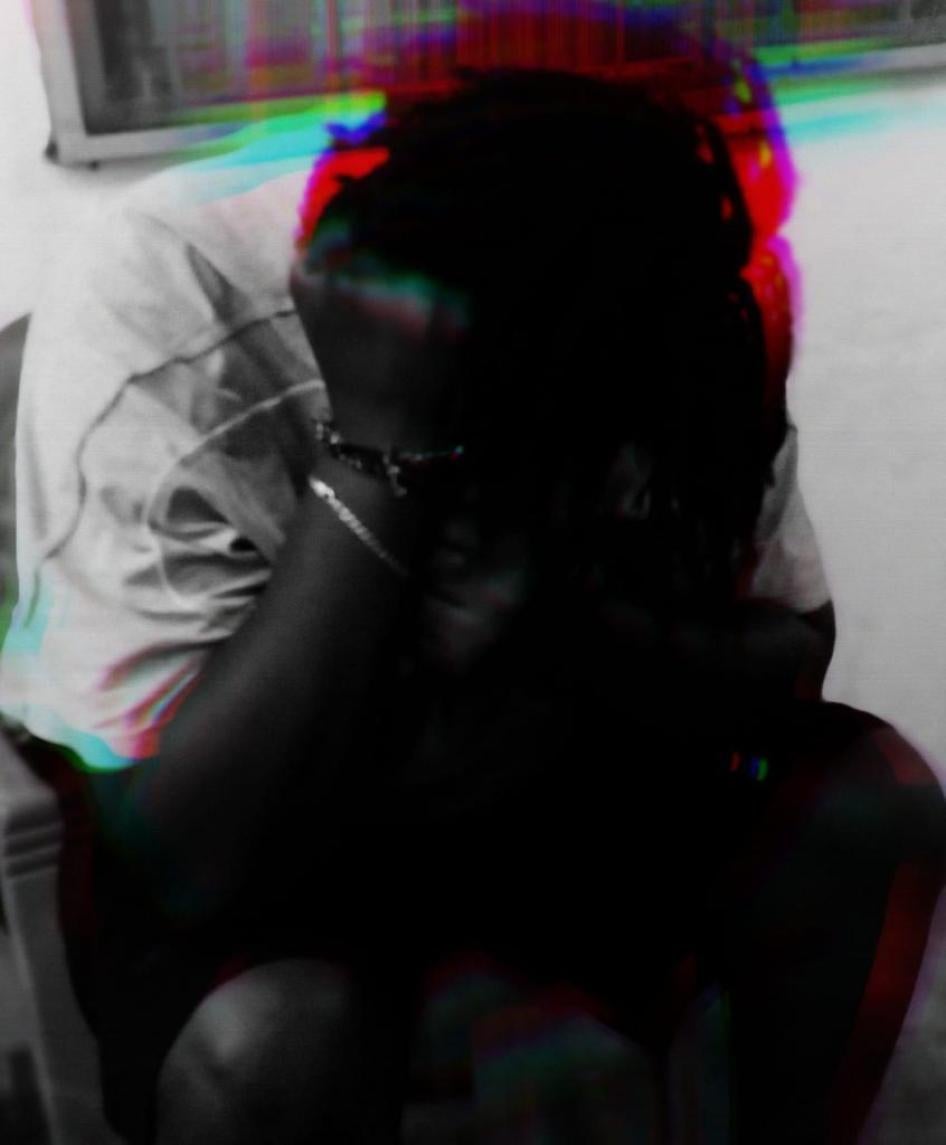 Un homme photographié dans le cadre de la campagne « Résister, soutenir, guérir » de l’ONG Elles Cameroun, dans le quartier de Bépanda à Douala, au Cameroun, à l’occasion de la Journée internationale contre l'homophobie, la biphobie et la transphobie (IDAHOT), le 17 mai 2021.