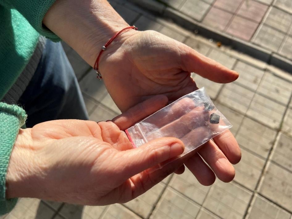 Готовые осколки из боевого элемента 9Н210 или 9Н235, которые врачи извлекли из тела «Виталия» после того, как 9 июня 2022 г., в период российской оккупации, он попал под обстрел кассетными боеприпасами рядом с домом в Изюме на правом берегу реки Северский Донец. 