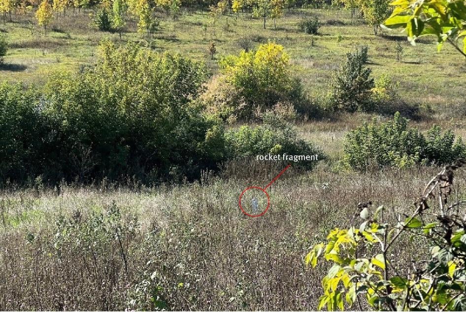 L’ogive d'une roquette Uragan de la série 9M27K, qui a atterri devant la maison d'une femme vivant sur la rive gauche de la rivière Siverskyi Donets à Izioum en 2022, lorsque les forces ukrainiennes combattaient les forces russes qui occupaient alors cette zone. Chaque roquette Uragan est munie de 30 sous-munitions 9N210 ou 9N235. Celle-ci semblait avoir été tirée à partir d’un emplacement proche des positions ukrainiennes. © 2022 Privé