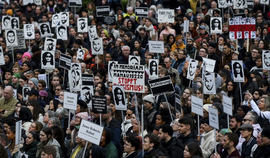 متظاهرون يحيون الذكرى السنوية للهجوم المتطرف اليميني الذي وقع في 19 فبراير/شباط 2020 في هاناو، ألمانيا، وأدى إلى مقتل تسعة أشخاص من أصول إسلامية، في 17 فبراير/شباط 2024.