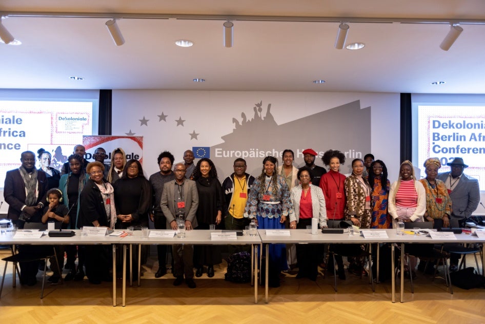 Les participant-e-s à la conférence « Dekoloniale Berlin Africa&nbsp;» (dont la députée travailliste britannique Bell Ribeiro-Addy, au centre, en tenue noire), tenue à Berlin le 15 novembre 2024.