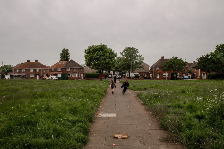 Des enfants jouent dans un parc d'un lotissement de Redcar, Teesside, le 17 mai 2023.
