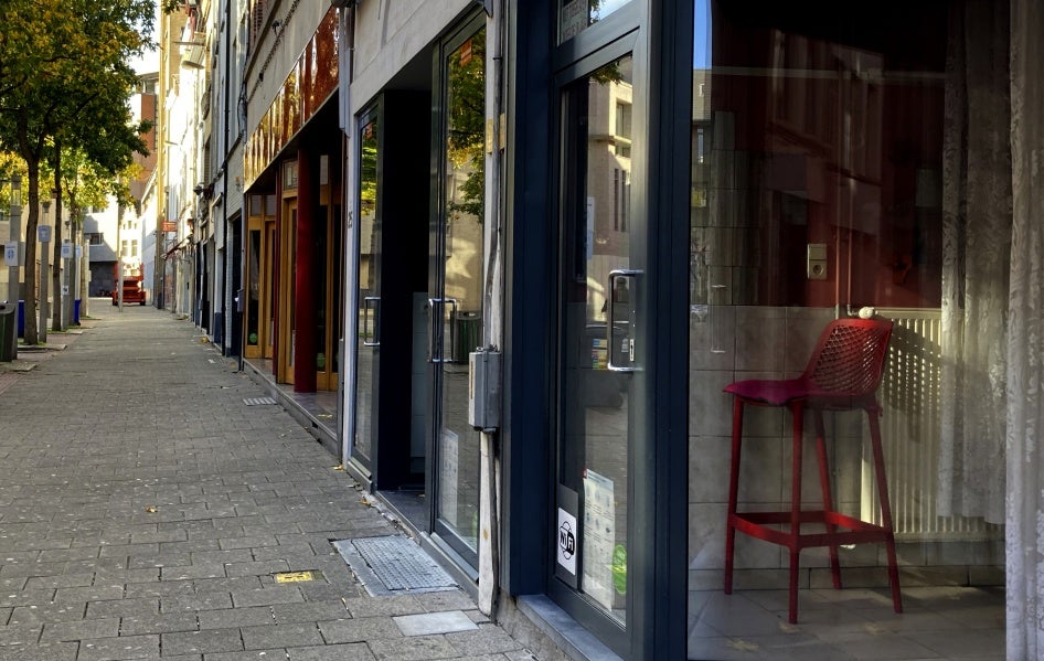 Une ruelle avec des vitrines devant des lieux d’emploi de travailleuses du sexe à Anvers, en Belgique, photographiée le 3 novembre 2020. 