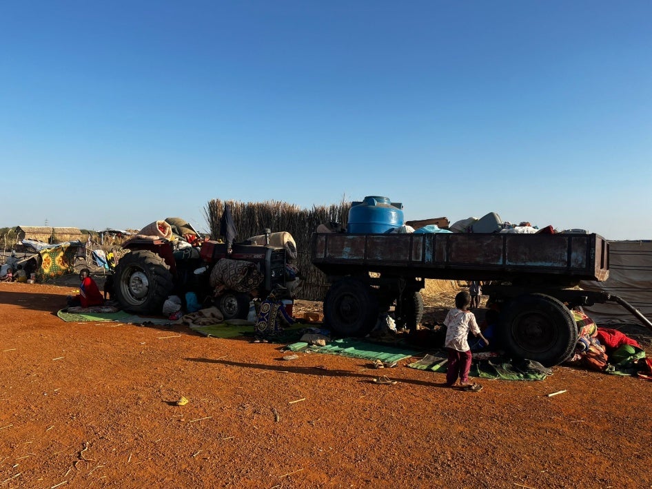 Ces derniers jours, de nombreux civils soudanais sont arrivés à Renk, au Sud-Soudan, entassés dans un camion à ciel ouvert tiré par un tracteur.