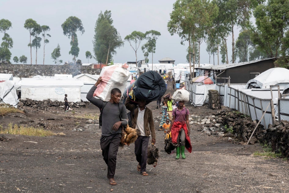 Civilians flee the Nzulo camp to Goma.