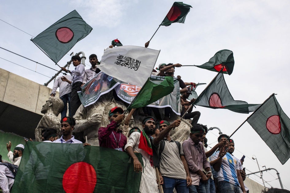Des Bangladais brandissaient le drapeau national à Dhaka le 5 septembre 2024, un mois après la chute de l'ancienne Première ministre Sheikh Hasina survenue le 5 août 2024, et commémoraient la mort des personnes qui ont été tuées lors des manifestations ayant mené au départ de Sheikh Hasina.