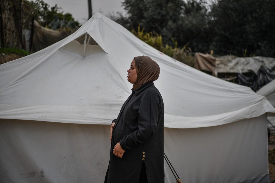 Una mujer palestina, que cursa un embarazo triple, presenta desnutrición y anemia extrema debido a la escasez de alimentos, en un campamento para personas desplazadas en Rafah, Gaza, el 14 de febrero de 2024. 