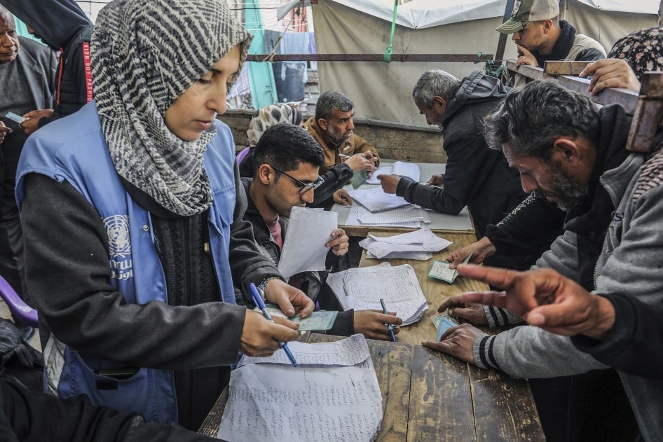 Des Palestiniens reçoivent de l'aide humanitaire de l'UNRWA
