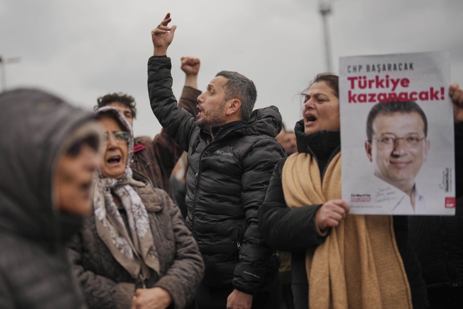 Des manifestants turcs protestaient à Istanbul contre l’arrestation d’Ekrem İmamoğlu, maire de cette ville et opposant politique au président Recep Tayyip Erdoğan, le 19 mars 2025.