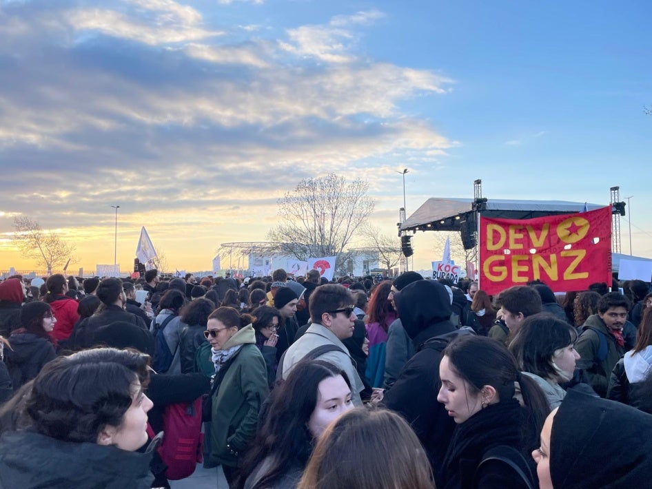 Des étudiants étaient rassemblés à Kadiköy, dans la province d’Istanbul en Turquie, le 8 avril 2025, pour protester contre la détention d’autre étudiants ayant manifesté contre l’arrestation en mars du maire d'Istanbul, Ekrem İmamoğlu. 