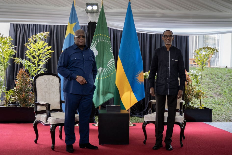 Le président de la République démocratique du Congo, Félix Tshisekedi (à gauche), et le président du Rwanda, Paul Kagame, à l'hotel Serena à Rubavu, au Rwanda, le 25 juin 2021.