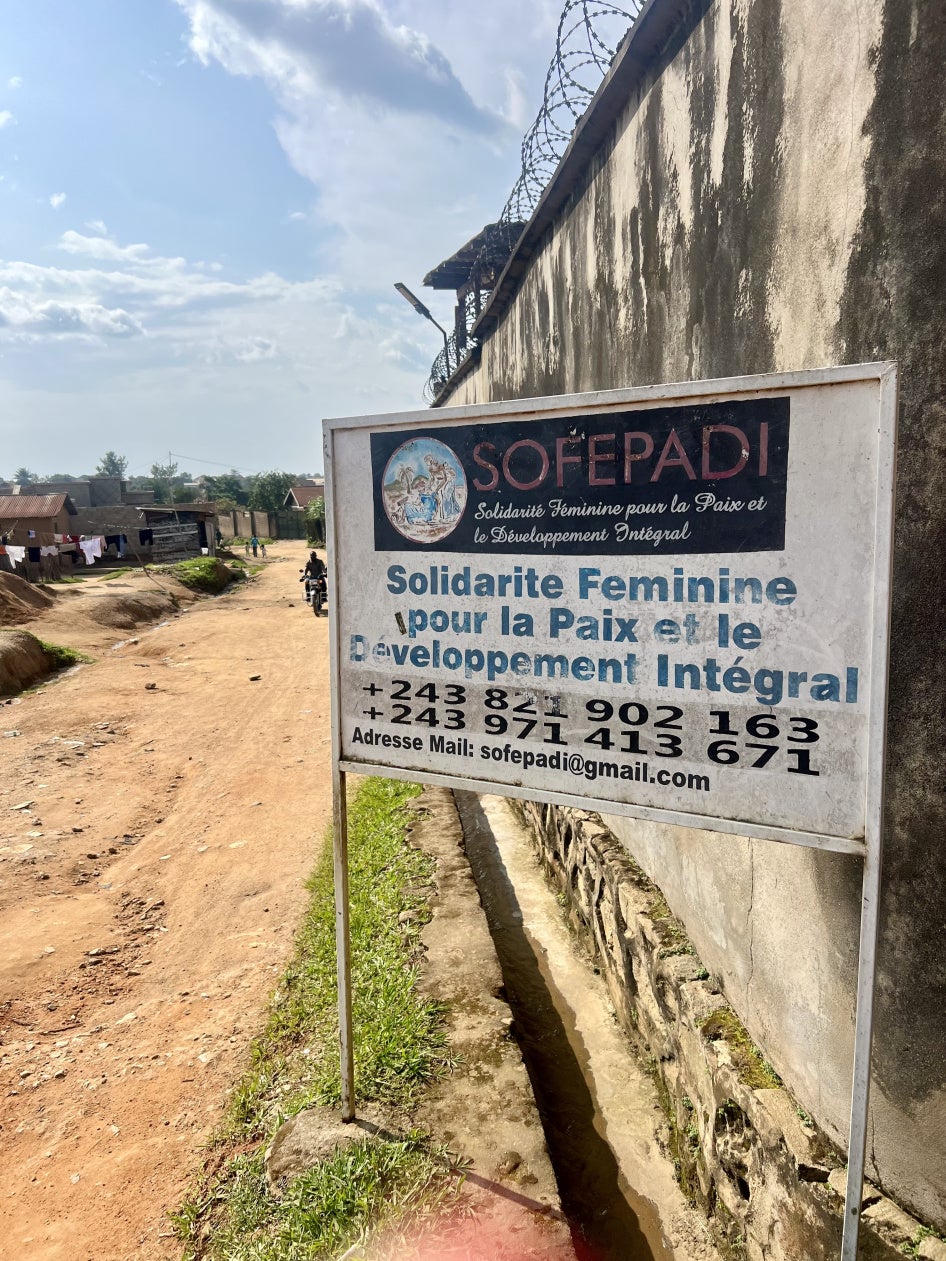 Vue extérieure du bureau régional de la SOFEPADI, une organisation congolaise qui se consacre à la promotion et à la défense des droits des femmes et des filles, à Beni, dans le nord-est de la RD Congo. 
