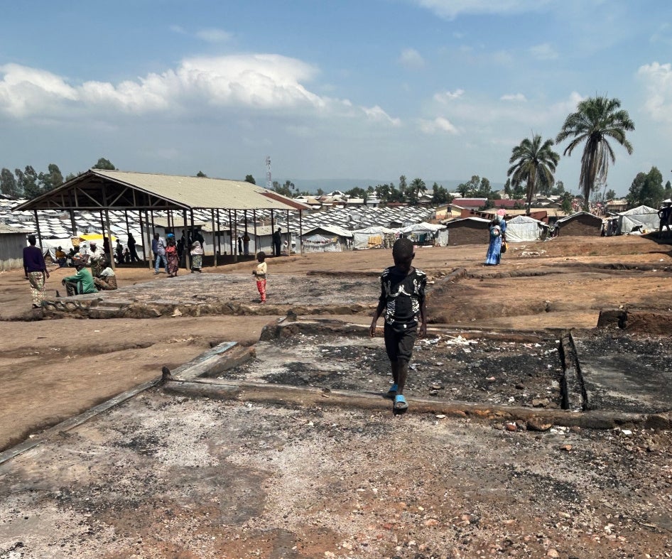 Les vestiges d’un « espace sûr&nbsp;» mis en place par l'organisation SOFEPADI pour des survivantes de violences sexuelles dans le camp de personnes déplacées de Kigonze à Bunia, en République démocratique du Congo, puis incendié par des combattants le 7 novembre 2025.