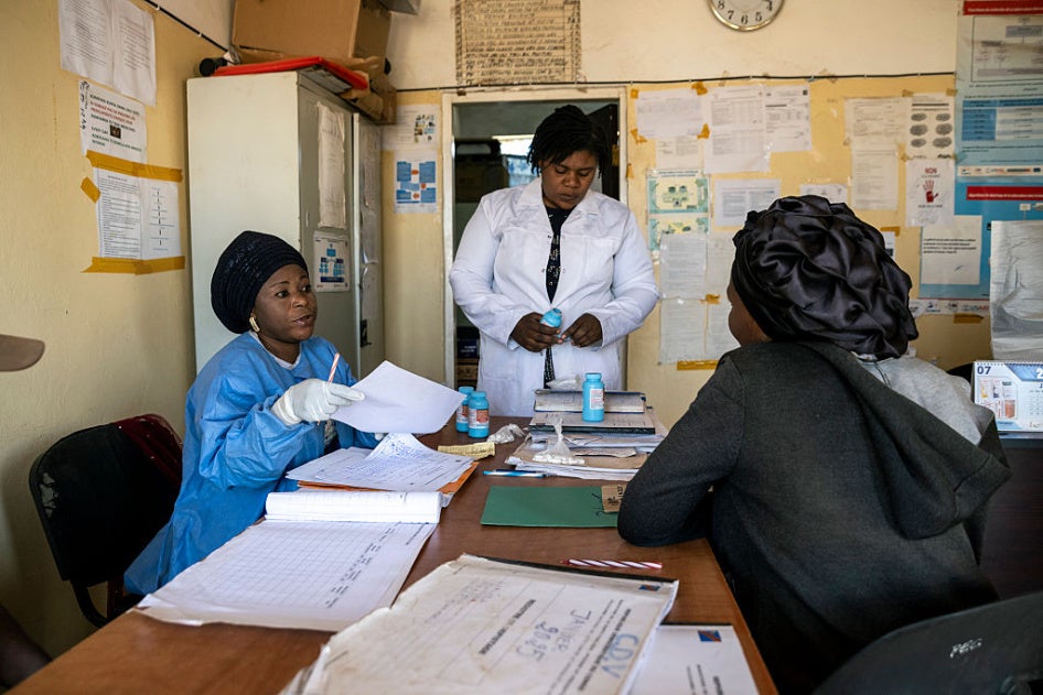 Une patiente congolaise recevait des médicaments pour le traitement du VIH dans un centre médical le 31 juillet 2025, d’une quantité limitée suite à la réduction des fonds alloués par l'USAID aux programmes de traitement en République démocratique du Congo.