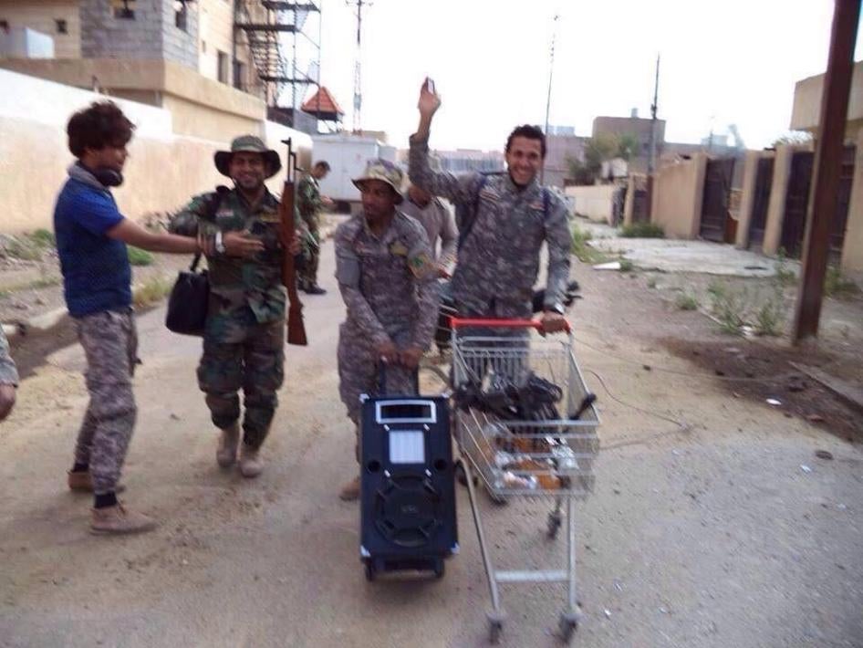 ميليشيات موالية للحكومة تنهب بضائع في تكريت، 2 أبريل/نيسان 2015. 2015 ©  خاص 