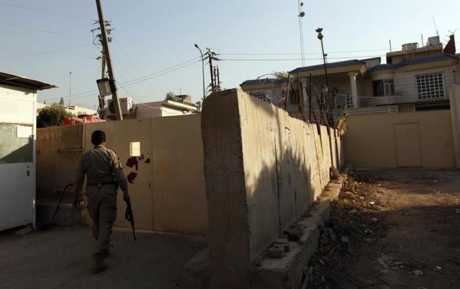 رجل حراسة يمشي أمام مبنى قناة الجزيرة في بغداد، 28 أبريل/نيسان 2013. علّقت هيئة الاتصالات والإعلام العراقية تصريح عمل قناة الجزيرة في 25 أبريل/نيسان 2016 واتهمتها بالتحريض على العنف في تغطيتها للأحداث الأخيرة. 