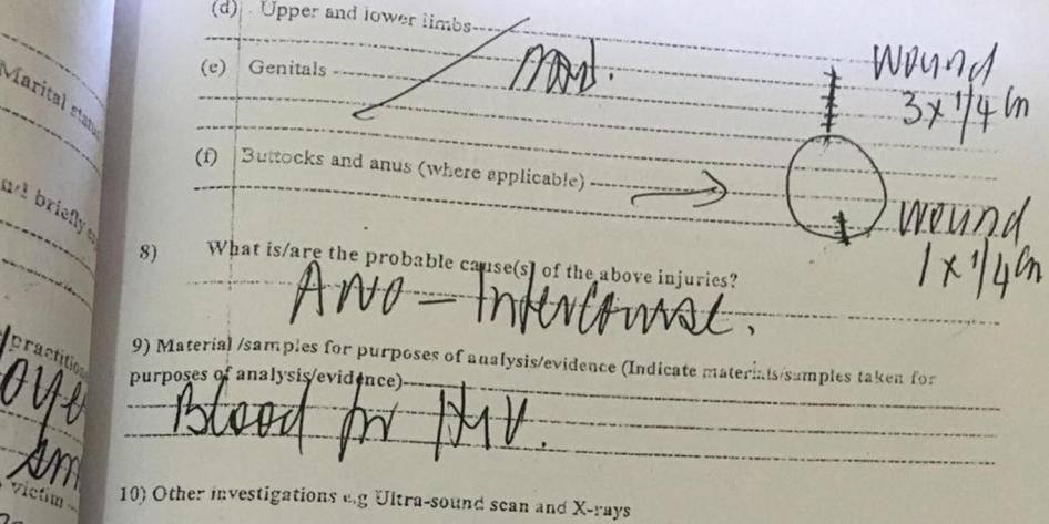 Un doctor rellena un informe médico en Kampala, Uganda, después de llevar a cabo el examen anal forzado de un hombre sospechoso de haber mantenido relaciones homosexuales consensuadas. 