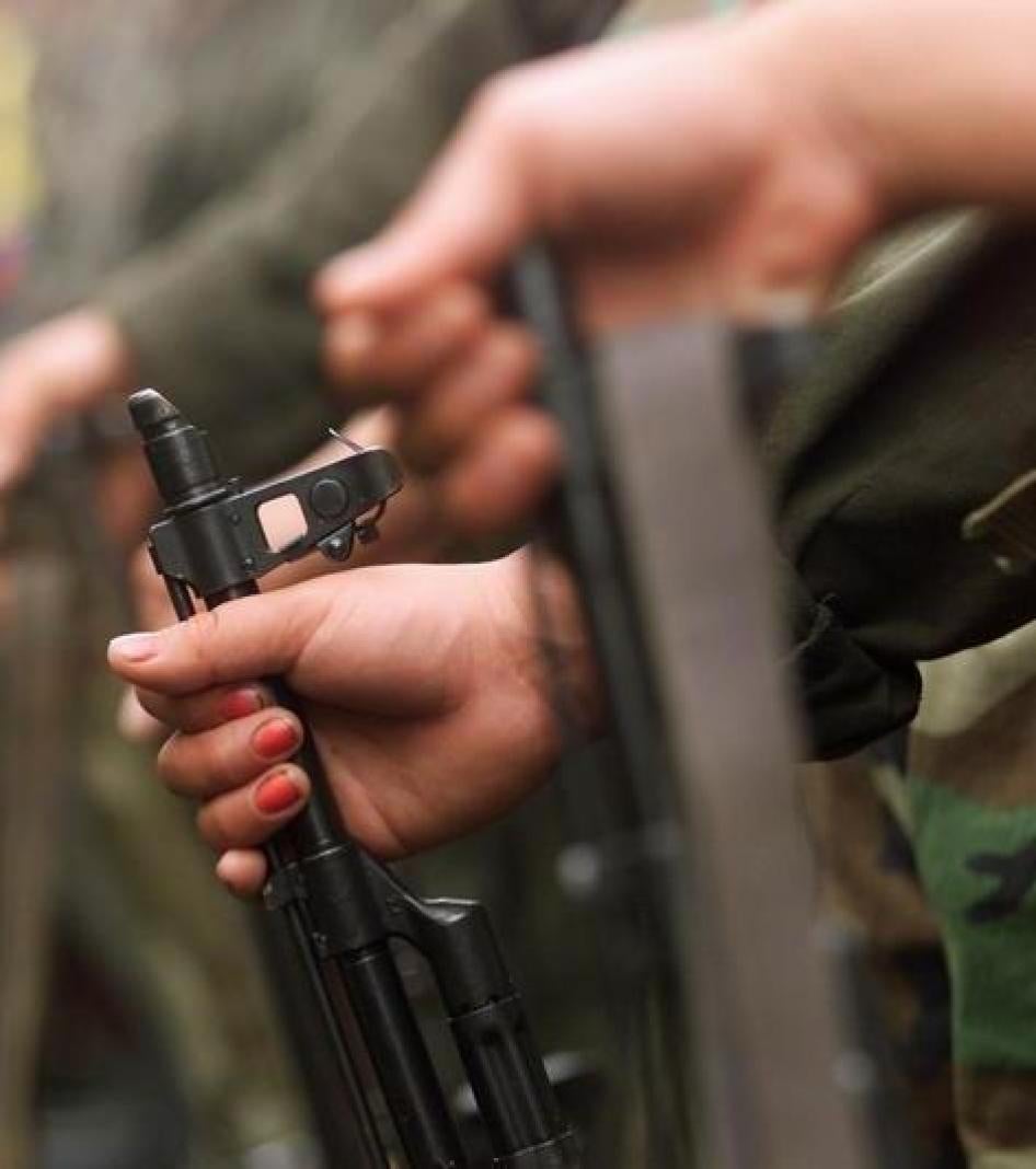 Una guerrillera de las FARC lleva consigo su AK-47, cerca de San Vicente del Caguán, en el departamento de Caquetá, el 29 de abril de 1999. 