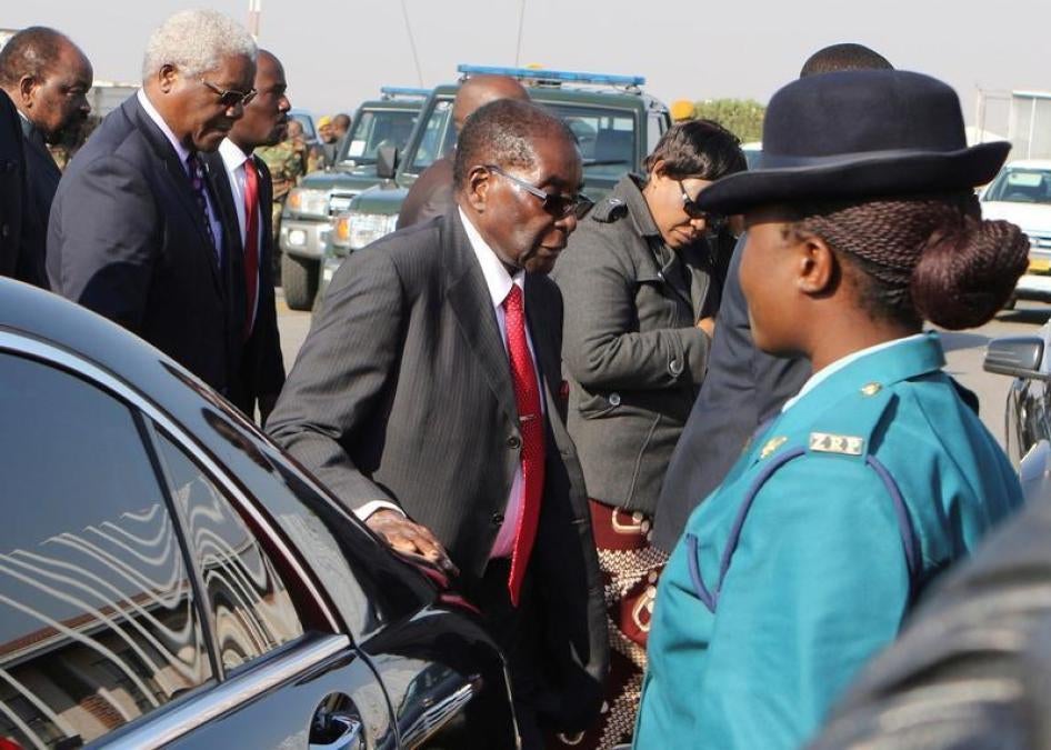 Zimbabwe's President Robert Mugabe arrives home from abroad at the capital's main airport in Harare, Zimbabwe, September 3, 2016. 