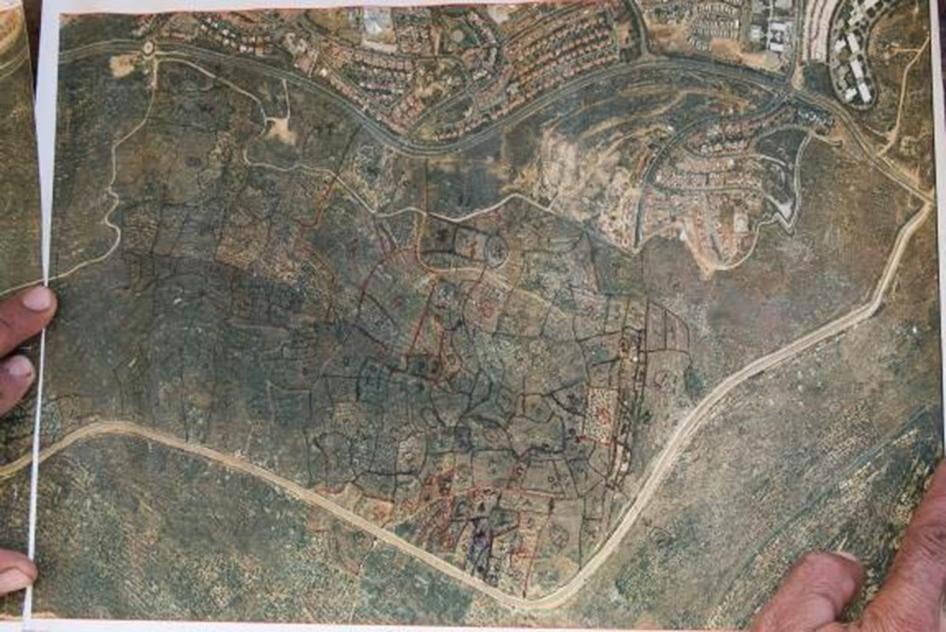 مزارع في بلدة سلفيت الفلسطينية يُدعى نظام شتية، وضع خارطة للأراضي التي صادرتها إسرائيل أو قيّدت الوصول إليها حول مستوطنة آرييل. © 2015 يوراي ليبرمان