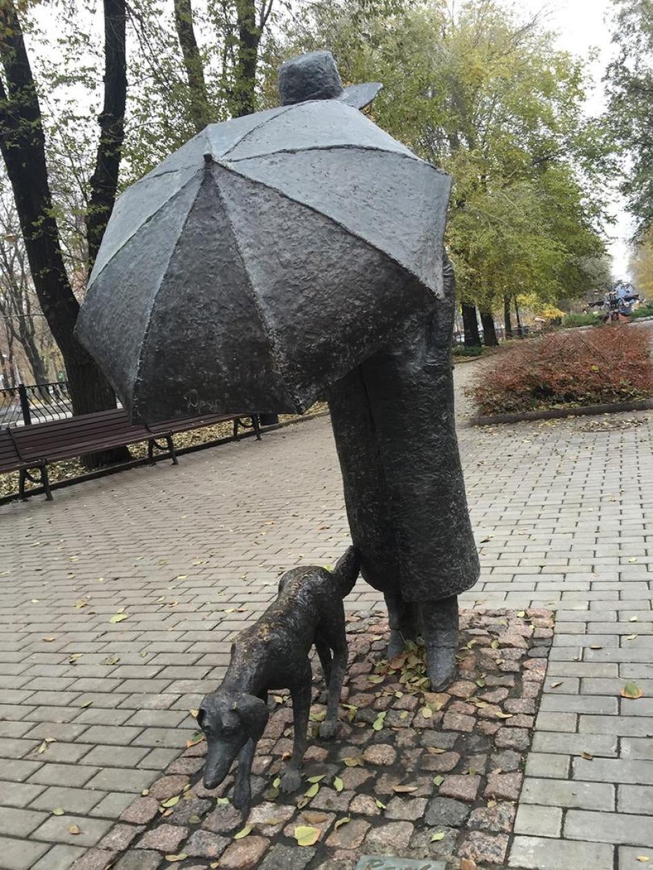 2016-11-28-ukraine-donetsk-statue