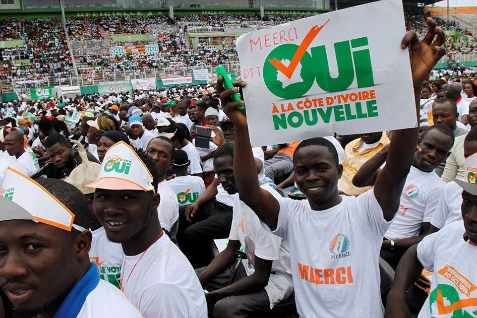 Un partisan du « oui » brandit une pancarte lors d'un rassemblement avant le référendum au sujet d’une nouvelle constitution, à Abidjan, Côte d’Ivoire, le 22 octobre 2016. 