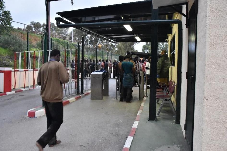 Migrantes inscritos en el centro de recepción de Ceuta tras su llegada al enclave español, febrero 2017.