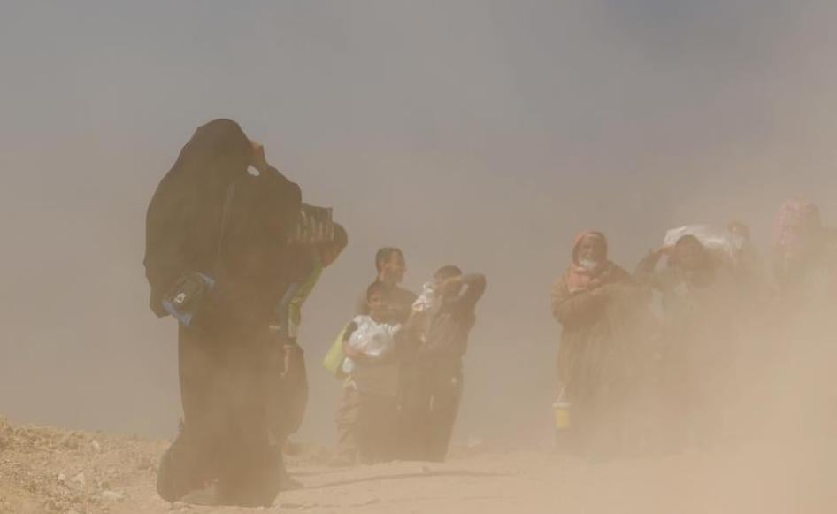 Displaced Iraqis flee their homes as Iraqi forces battle with Islamic State militants, in western Mosul, Iraq March 6, 2017.