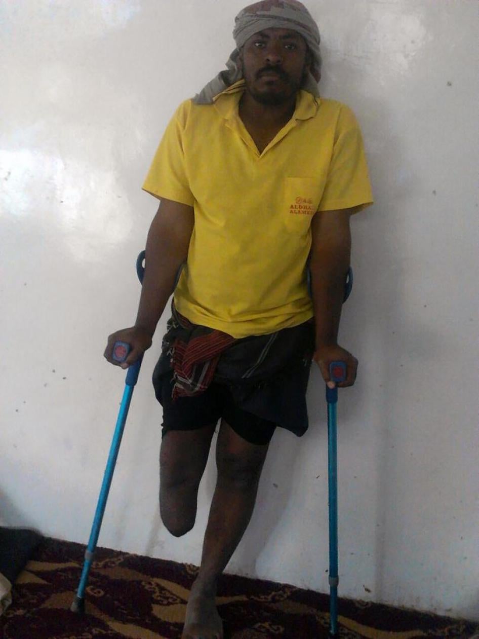 داس علي الأنسي (35 سنة) على لغم أرضي في بستان برتقال أثناء عمله فيه في مأرب في 1 مارس/آذار 2016 بعد عودته من استراحة الغداء مع زوجته وابنتيه. 