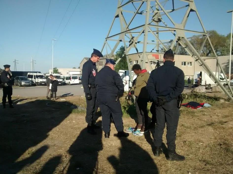 Après avoir dispersé une distribution de nourriture et de vêtements, un soir de mai 2017, les policiers contrôlent et questionnent un garçon qui s’était arrêté pour changer de chaussures avant de retourner dans la zone boisée où lui et d’autres migrants p