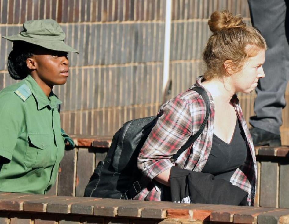 U.S. citizen Martha O'Donovan is led into a remand truck outside court in Harare, Zimbabwe, November 4, 2017. © 2017 Reuters