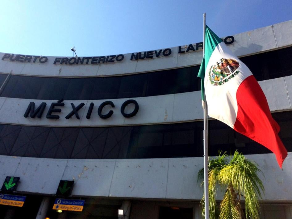 201711usp_TheDeported_MexicoBorderEntrance