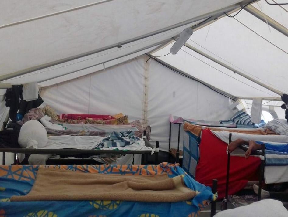 Interior de una carpa que alberga a 24 hombres en el centro de acogida de migrantes en Ceuta, marzo de 2017.