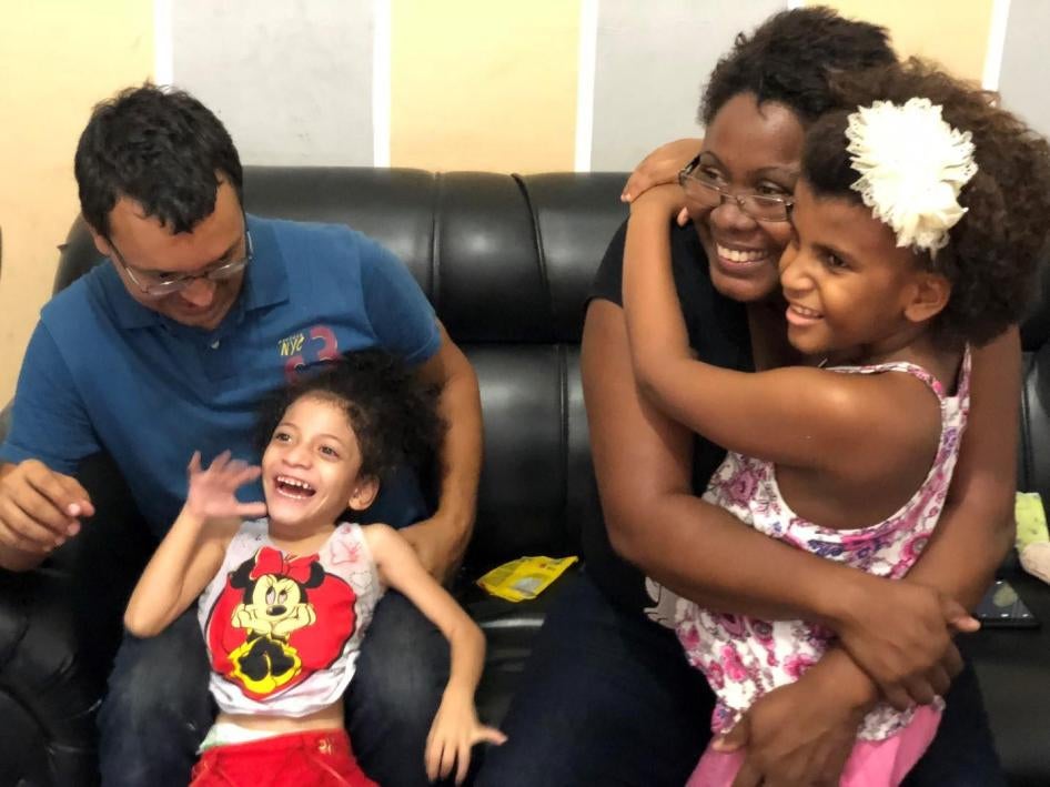Em 2016. Neiva Correa Marins e Carlos Eduardo Cruz, do Rio de Janeiro, adotaram Silvana e Sofia, duas meninas de 3 e 4 anos com deficiência intelectual. “Elas começaram a se desenvolver quando a trouxemos para casa”, disse Neiva. 