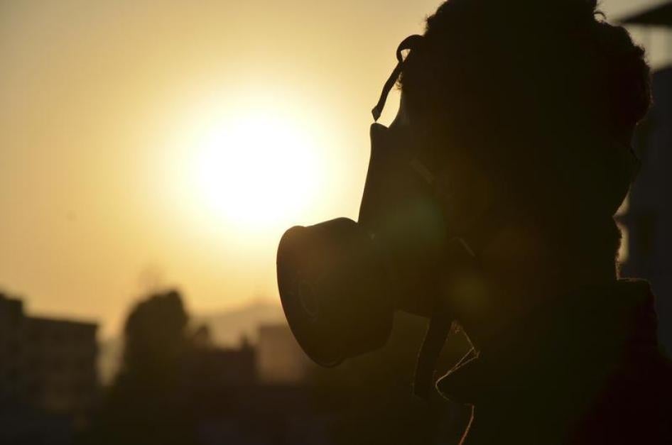 ناشط يرتدي قناع غاز في الغوطة الشرقية حيث زعم استخدام الحكومة السورية الأسلحة الكيميائية. ٢٢ أغسطس/آب ٢٠١٣.© ٢٠١٣ رويترز/بسام خبية