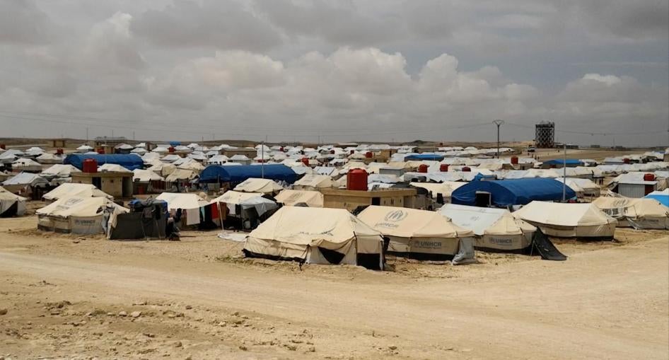 Le camp de personnes déplacées d'Ain Issa en Syrie, aperçu depuis une colline avoisinante en mai 2018.  © 2018 Human Rights Watch