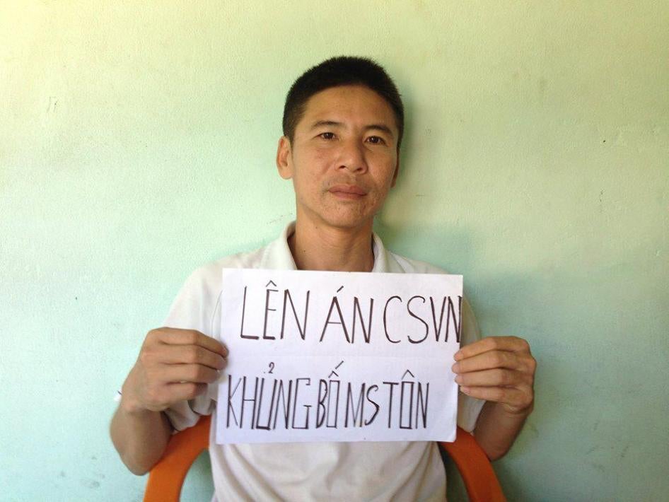 Nguyen Trung Truc hold a sign, “Condemn the Vietnamese Communist for terrorizing Pastor [Nguyen Trung] Ton” 