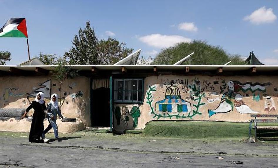 约旦河西岸以色列占领区阿赫玛村（Khan al-Ahmar）小学校园中的巴勒斯坦女学生，2018年9月6日。